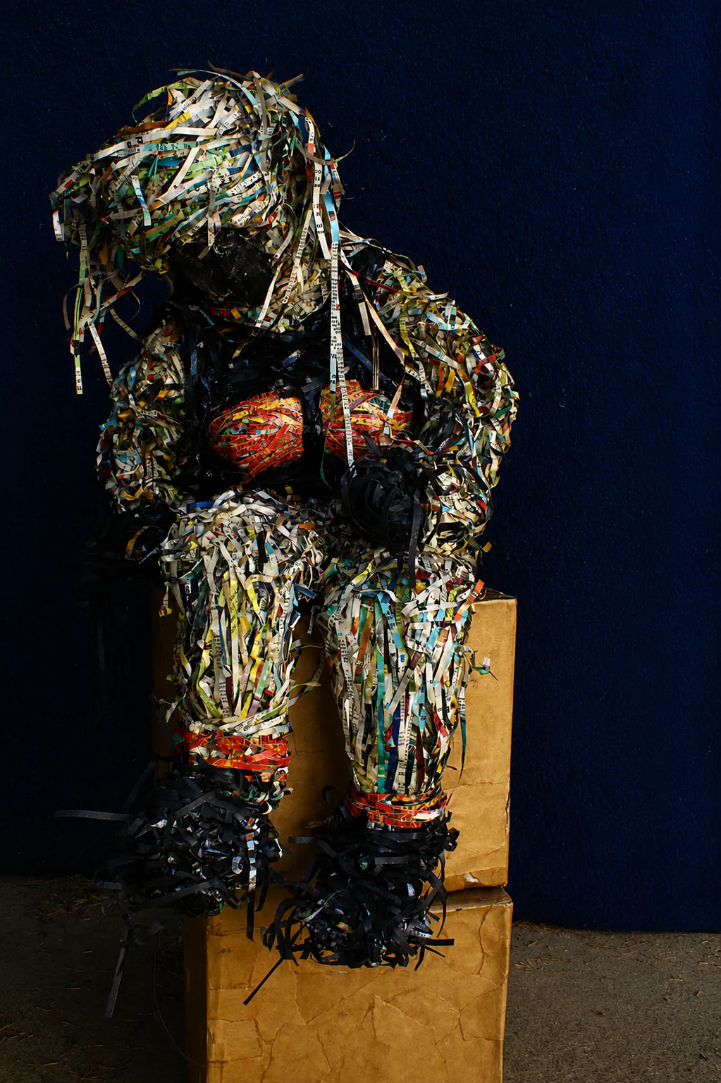 Vénus, sculpture réalisée à partir de bandes de papier et de matériaux recyclés